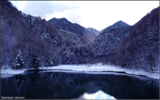 初冬の矢筈ダム湖