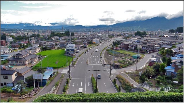 上郷トンネル上から遠望する飯田市　遠くは伊賀良、山本方面。